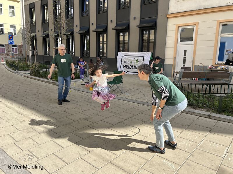 File:Seilspringen mit Credits.jpg